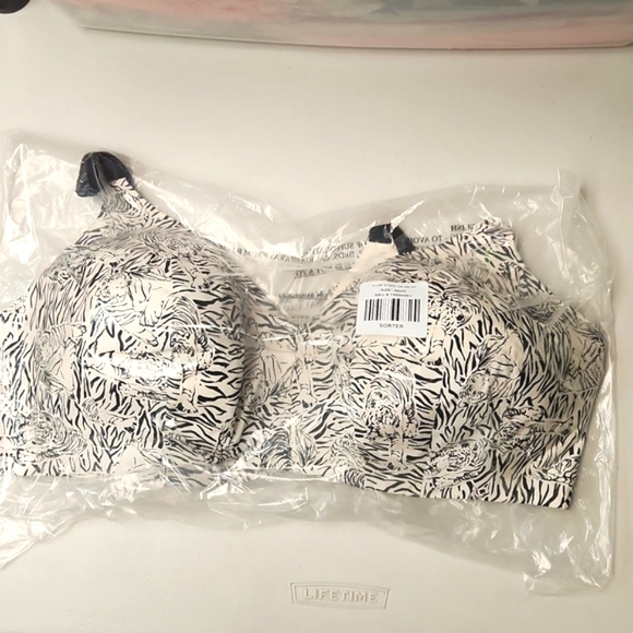 ❤️NWT VINTAGE TORRID BRA - WIRELESS LIGHTLY LINED - ANIMAL PRINT BACK SMOOTHING - Picture 5 of 9